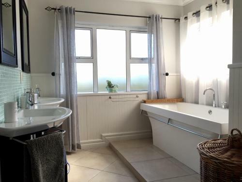 Bed & Breakfast Sea Breeze Beach House Plettenberg Bay