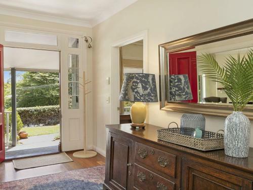 Hillview Cottage - Classic Country Comfort And Charm