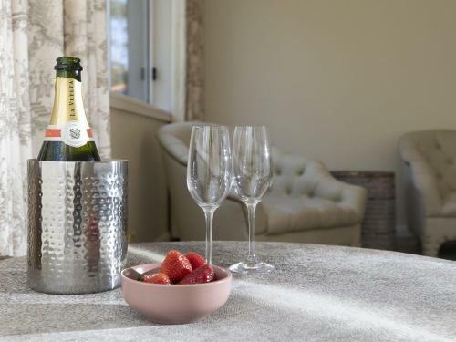 Hillview Cottage - Classic Country Comfort And Charm