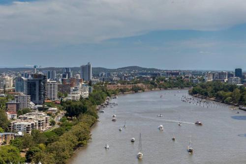 Sk2 - Charming Skyline Cbd W River Views 3 Br Private Apartment