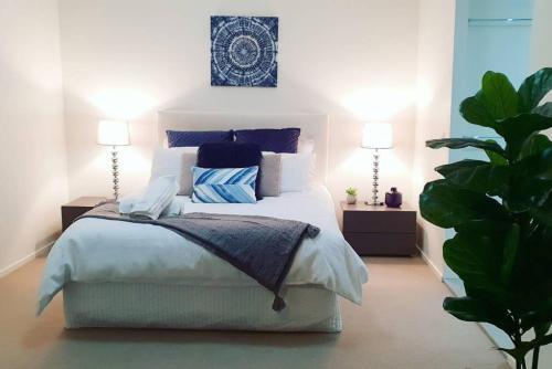 Sk2 - Charming Skyline Cbd W River Views 3 Br Private Apartment