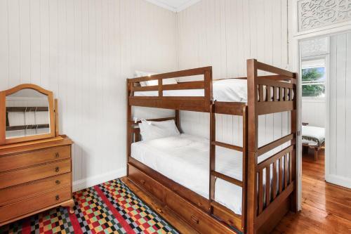 Apartamento Beautiful Family Home With Deck, Yard And Parking