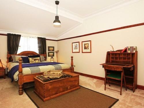 Sarnia - Period Home In Garden Oasis With Pool