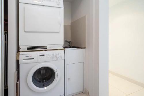 Resort Style Beach Apartment - Surfers Paradise
