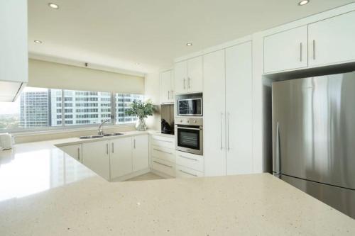 Resort Style Beach Apartment - Surfers Paradise