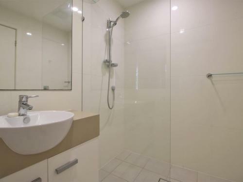 Ciel Unit 2 - Modern 2 Bedroom Plus Study, Beach Side Apartment With Wi-fi