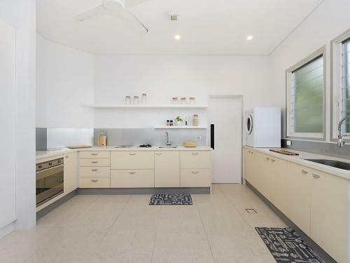 Abode On Bilinga - Absolute Beachfront Holiday Home Walk Over The Sand Dunes To The Ocean