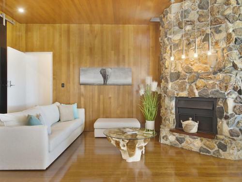 Abode On Bilinga - Absolute Beachfront Holiday Home Walk Over The Sand Dunes To The Ocean