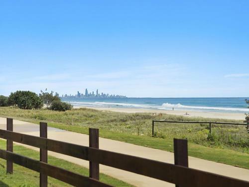Abode On Bilinga - Absolute Beachfront Holiday Home Walk Over The Sand Dunes To The Ocean