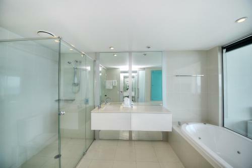 Deluxe Private Apartment In Surfers Paradise