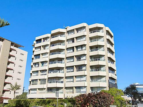 Kooringal Unit 20 - Right On The Beachfront In A Central Location Coolangatta