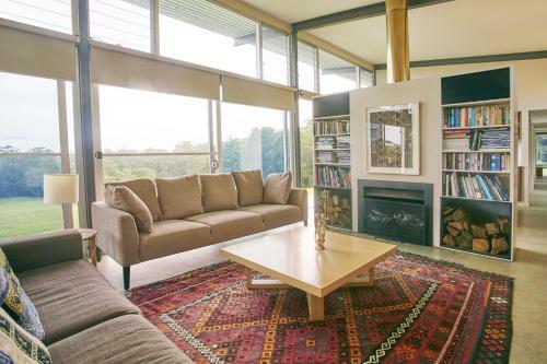 Bundaleer - Architect Designed, Stunning Views!