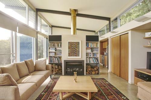 Bundaleer - Architect Designed, Stunning Views!