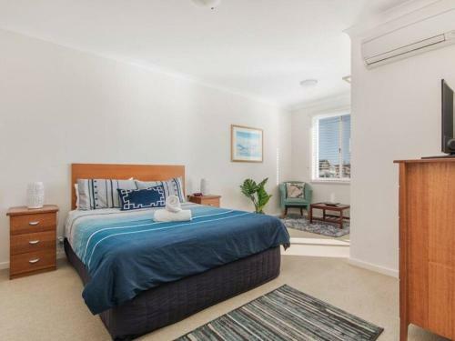 Waters Edge Apartment With Jetty