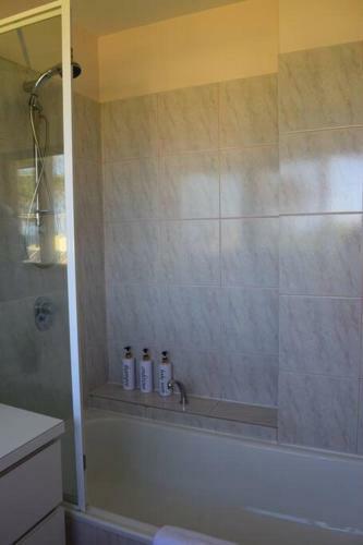 Stunning Beach Views, 4 Bed, Sleeps 8, Pool Table, Wifi- Lorne