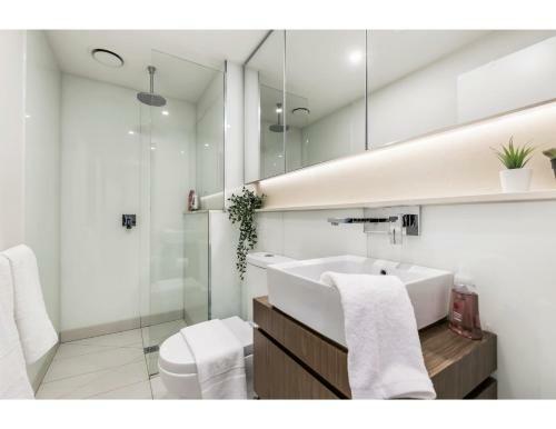Apartamento Shop Til You Drop At Sleek Unit In Hip Area