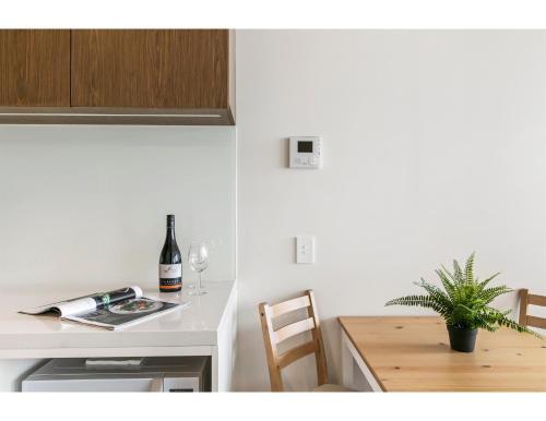 Apartamento Shop Til You Drop At Sleek Unit In Hip Area