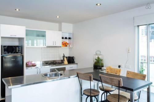 Apartamento Penthouse At Graffiti Laneways & Top Restaurants