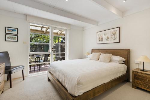 Parking, Fireplace And Bbq Deck In Chic 2-bed House