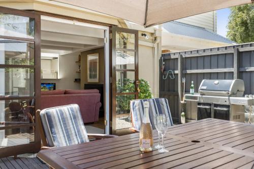 Parking, Fireplace And Bbq Deck In Chic 2-bed House