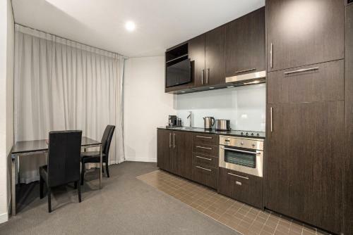 Melbourne Cbd Apartment With Pool And Gym Near Shops