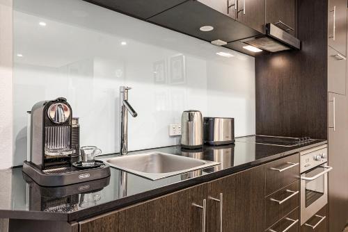 Melbourne Cbd Apartment With Pool And Gym Near Shops
