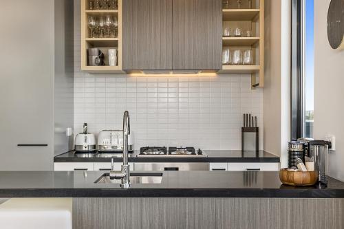 Luxe 3-bed Apartment Near Lygon St Bars And Dining