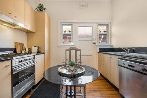 Apartamento Cute? ?3-bed? ?unit? ?with? ?balcony? ?5? ?min? ?from? ?beach?