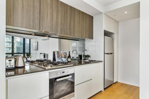 Stylish Apartment With Views At Docklands Waterfront