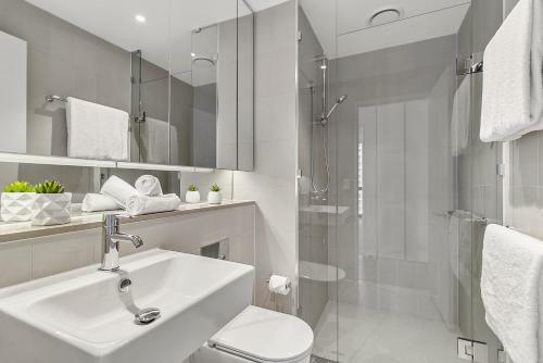 Stylish Apartment With Views At Docklands Waterfront