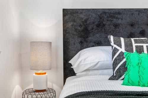 Oversized Apartment Close To City, Parks, Mcg