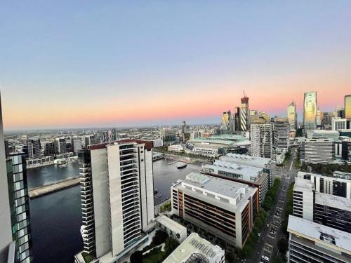 Modern Docklands Apartment City View 3b Lv34