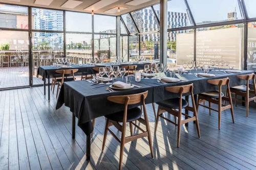 Modern Docklands Apartment City View 3b Lv34