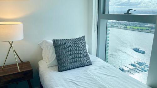 Modern Docklands Apartment City View 3b Lv34