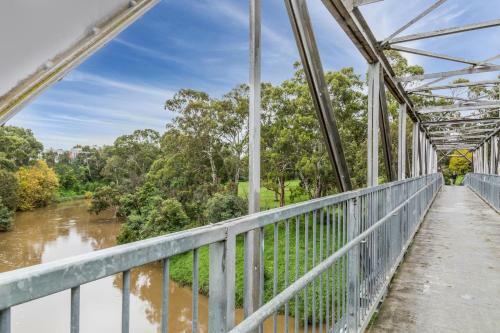 Spacious Homely City Apartment, Near River Walks