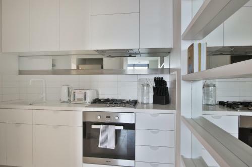 Luxurious And Chic 2br Apartment In Melbourne Cbd