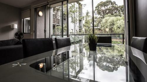 Readyset Apartments On Altona