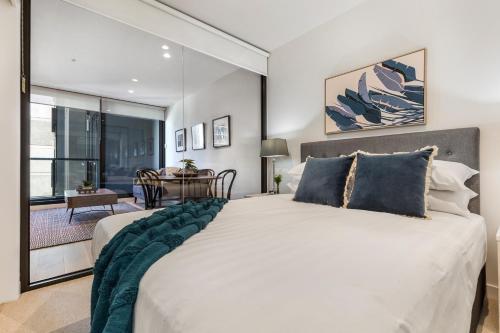 Modern Apartment With Balcony Near Kings Domain
