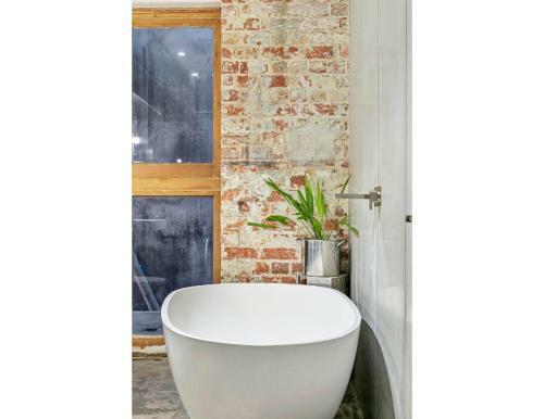 Chic Warehouse Apartment In Hipster, Foodie Hub