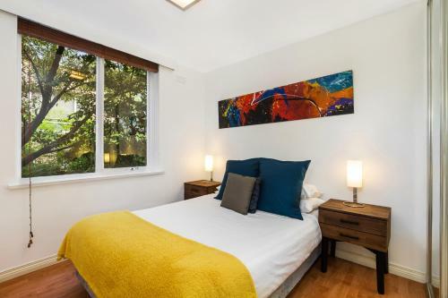 Retro Styled 3 Bedroom Apartment With Tree Views