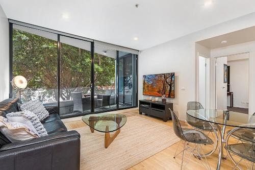 Bright Two-bedroom Apartment With Leafy Outlook