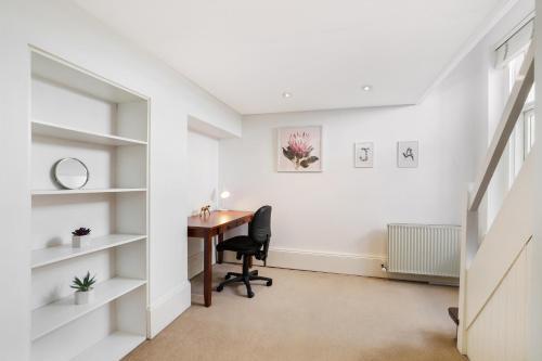2-bed House With Patio Near Bars And Restaurants