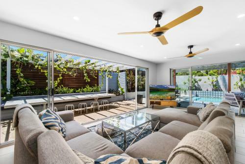 Gorgeous Sun-soaked Family Getaway With Pool