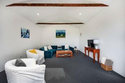 Waratah Up Douro By Your Innkeeper
