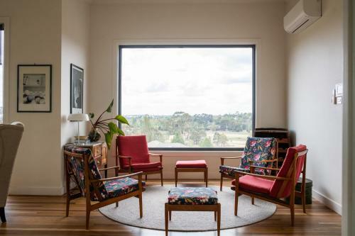 Five Bed, Five Bath, Five Star View ~ 2 Mins To Cbd ~ Wentworth Estate