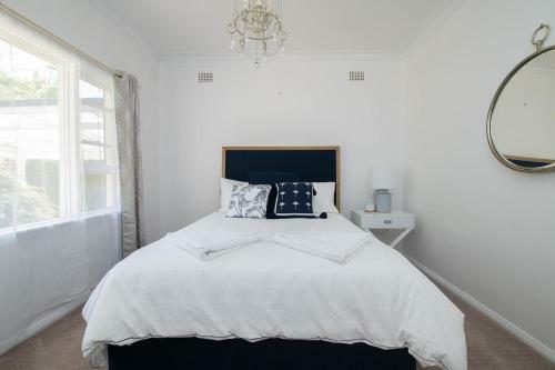 Hillcrest Light Filled Home With Stunning Garden