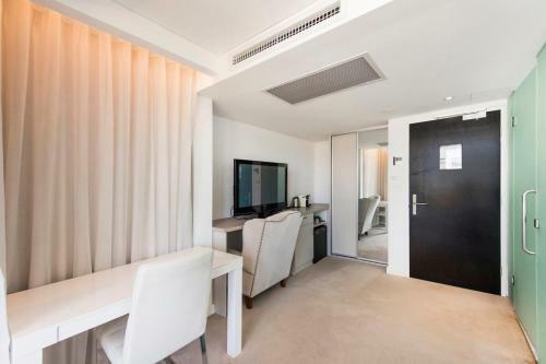 Charming Room - Take In The City From Your Balcony