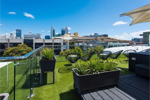 Charming Room - Take In The City From Your Balcony