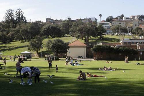 Apartamento Modern Bronte Apt. W/ Ocean Views, Just Minutes Walk To Beach!