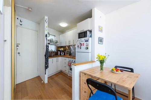 Apartamento Sunlit Studio In The Trees, Walk To The Beach